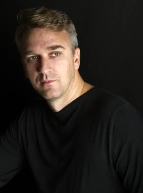 Daniel Gola Daniel Gola - sylwetka na czarnym tle